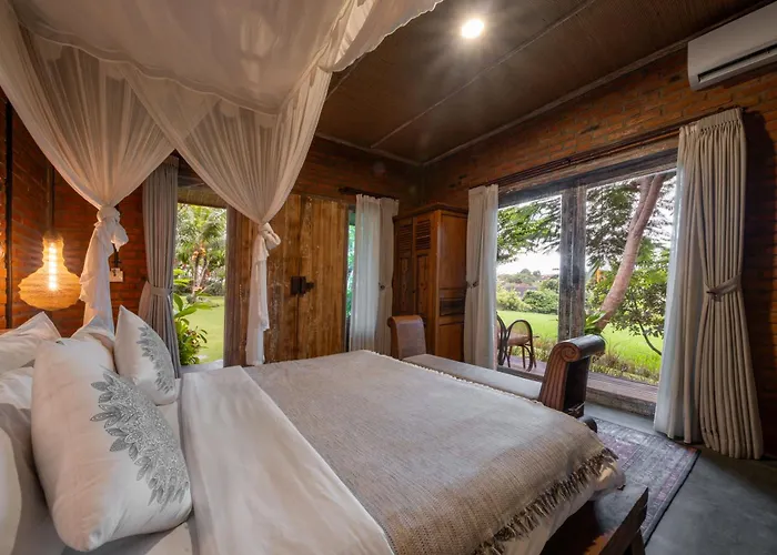 Проживание в семье Joglo Retreat