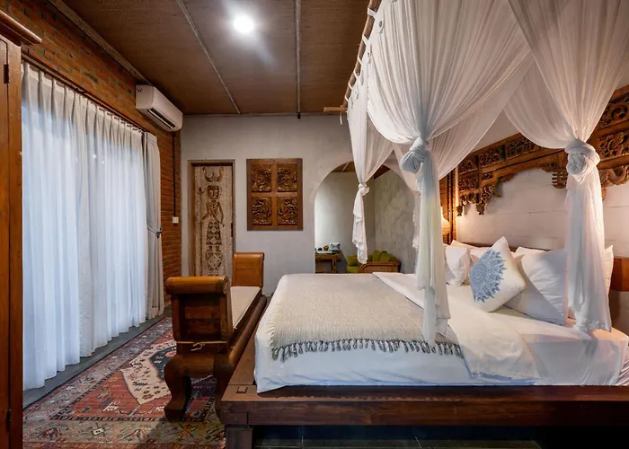 Проживание в семье Joglo Retreat Чангу