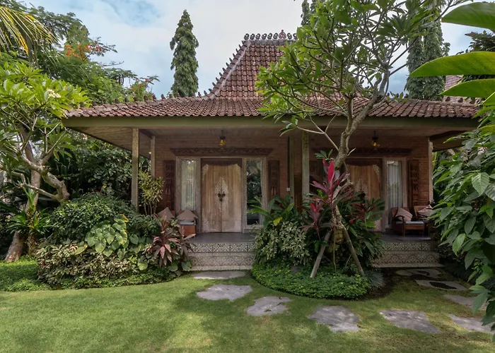 Проживание в семье Joglo Retreat Чангу
